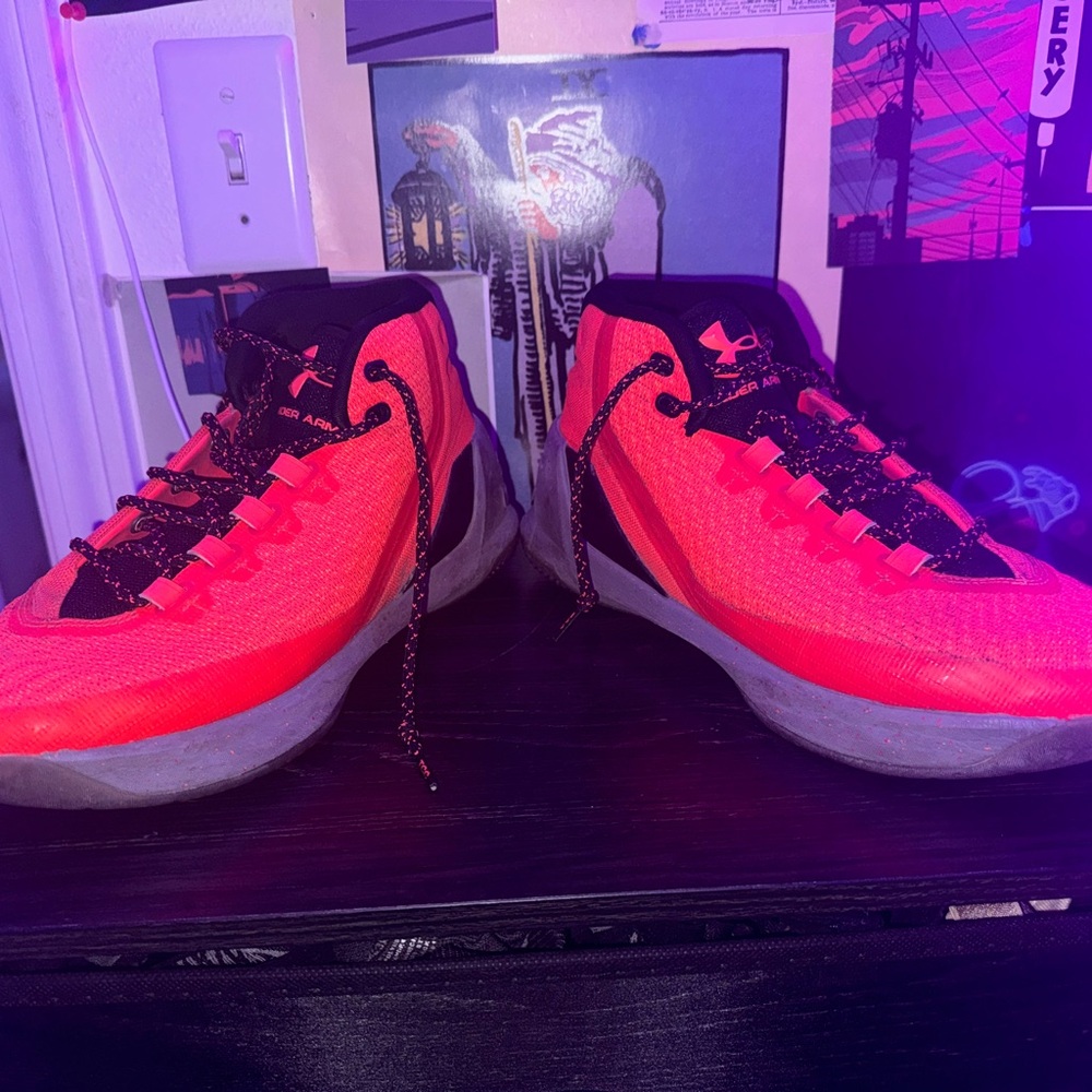 Under Armour Curry 3's Santa Red Mens Size 9